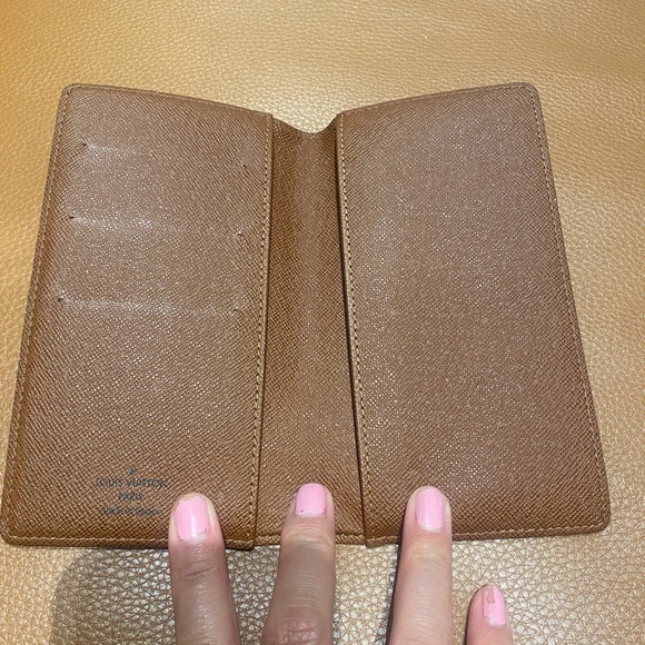 Lv wallet is good condition 100% authentic. - Picture 2 of 3